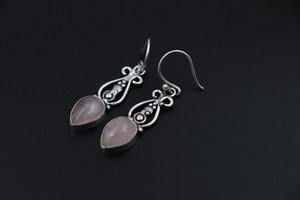 Boucles d'oreilles en quartz rose naturel plaqué rhodium, bijoux en argent sterling faits à la main pour les cadeaux d'anniversaire et de célébration - Product Image 2