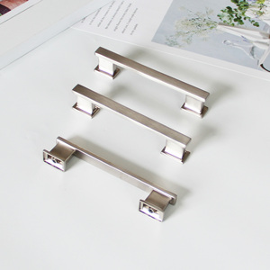 Precio al por mayor Tiradores modernos de aleación de zinc para gabinetes, cuadrados minimalistas, para cocina, comedor, baño, herrajes duraderos - Product Image 4