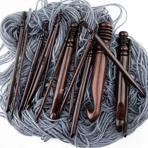 Ensemble de crochets en bambou naturel, lisses et confortables, outils artisanaux de qualité supérieure pour les amateurs de tricot - Product Image 1