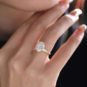 Bague de fiançailles/mariage pour femme, style vintage, or jaune 14 carats, diamant de laboratoire taille ovale, classique, certifié IGI - Product Image 4