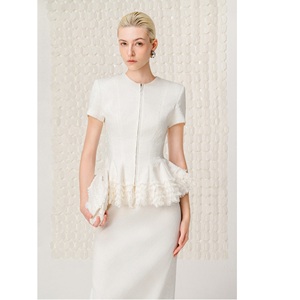 Vente en gros de chemisiers pour femmes, col rond, manches courtes, en lin de qualité supérieure, élégants, style peplum à volants. - Product Image 3