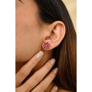 Boucles d'oreilles clous florales en or massif 18 carats avec grappe de rubis et accents de diamants - Product Image 5