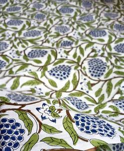 Tela de algodón estampada a mano con motivos de bayas azules – Material floral de Jaipur - Product Image 1