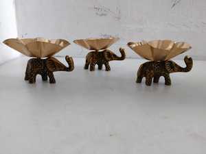 Granza tradicional y encanto divino para tu hogar con este portavelas de elefante de latón antiguo que combina la elegancia india real. - Product Image 1