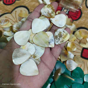Plectre de guitare élégant fait main en corne naturelle, plectre en corne d'ox de qualité supérieure pour musiciens à prix avantageux - Product Image 4
