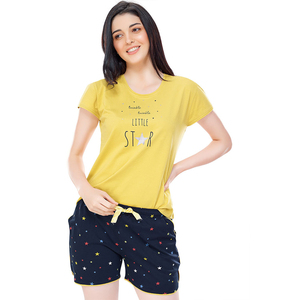 Conjunto corto de moda para mujer, diseñado con un corte holgado y detalles modernos para descansar, viajar y actividades diarias. - Product Image 4