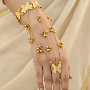 Lo último en tendencia: aretes de mariposa chapados en oro antiguo hechos a mano para mujeres y niñas. - Product Image 1