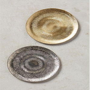 Juego de posavasos redondos de latón plateado con grabado fino en el borde y base de soporte a juego, disponible a precios de mayorista. - Product Image 4