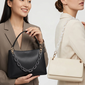 Sac à main tendance en acrylique et résine écologiques avec poignée chaîne, noir et beige, forme personnalisée, pour femme, par la collection artisanale - Product Image 1