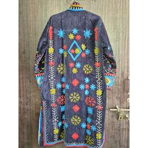 เสื้อแจ็คเก็ตวาร์ซิตี้ผ้ากำมะหยี่ปักลายดอกไม้สไตล์โบฮีเมียน ซูซานี ทำมือ เป็นมิตรต่อสิ่งแวดล้อม ความยาวปกติ สำหรับผู้หญิง ฤดูใบไม้ร่วง/ฤดูหนาว จาก SR Exports - Product Image 1