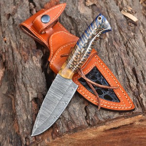 Cuchillo de caza de acero de Damasco forjado a mano, mango de piña, hoja fija de espiga completa con funda de cuero, OEM personalizado - Product Image 1