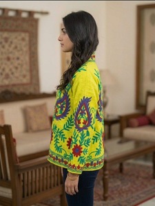 เสื้อแจ็คเก็ตผ้า TNT ปักลายซูซานีสีเหลืองทำมือสำหรับผู้หญิง สไตล์โบโฮลายดอกไม้แบบชาติพันธุ์ เสื้อคลุมเปิดด้านหน้า ขายส่ง ผู้จัดจำหน่ายแฟชั่น B2B - Product Image 4