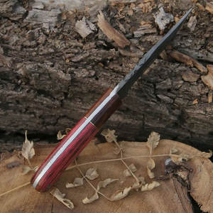 Couteau de chasse en acier de Damas avec manche en bois rouge et lame à motifs, idéal pour le camping et les acheteurs de cadeaux - Product Image 5