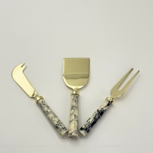 Elegante Juego de Utensilios para Queso de Acero Inoxidable con Acabado Dorado, Juego de 3 Piezas con Mangos de Resina Verde, Cuchillos para Tabla de Charcutería, Precio Accesible - Product Image 5