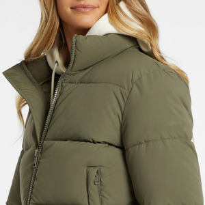 Veste courte matelassée pour femme en polyester recyclé respirant avec doublure en viscose, tissu écologique et durable, manteau d'hiver vert court - Product Image 5
