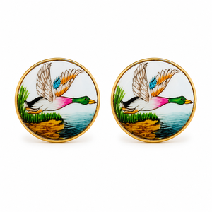 Boutons de manchette en laiton émaillé faits à la main, motif canard sauvage en vol, base blanche, finition dorée, marque Mayrabygungun, origine Rajasthan - Product Image 2