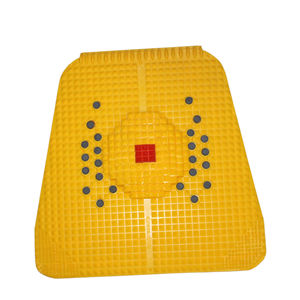 Alfombrilla de acupresión amarilla con nodos negros y centro rojo para terapia de reflexología podal, uso en centros de rehabilitación - Product Image 4