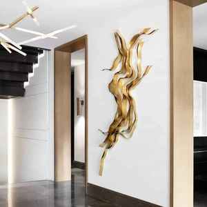Ornement suspendu vertical en laiton finition premium, accent décoratif métallique ondulé, grand panneau décoratif de luxe pour salon - Product Image 2