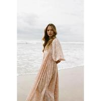 Robe longue Kyra faite main Amorzinho, couleur abricot blush, tie-dye, lavable, respirante, 100% coton, motif Jaal traditionnel, col en V, décontractée