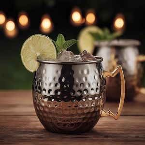 Tasse à Moscow Mule classique martelée avec anse dorée, mug à cocktail réutilisable pour les fêtes - Product Image 1