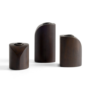 Ensemble de porte-bougies en bois brun foncé avec des formes de blocs sculpturales inclinées et des inserts en métal pour une décoration contemporaine - Product Image 1