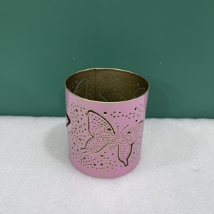 เชิงเทียนโลหะทรงกระบอกสีชมพูพร้อมลวดลายผีเสื้อสำหรับตกแต่งบ้าน - Product Image 4