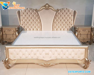 Lit King Size Style Royal et tables d'appoint Lit sculpté doré moderne pour chambre à coucher Superbe lit polonais blanc avec tabourets latéraux - Product Image 3