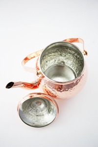 Bouilloire à thé en cuivre traditionnelle de luxe avec une belle becquetée courbée, une poignée décorative, un couvercle sécurisé, un corps de pot arrondi, d'inspiration antique - Product Image 4