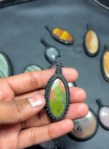 Bijoux en macramé pendentif avec pierres précieuses mélange naturel cabochons pendentif en macramé fait à la main pendentif en macramé lot mélangé - Product Image 3