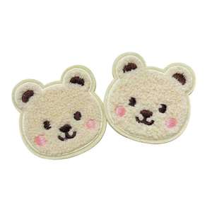 Patchs thermocollants brodés en feutre non tissé motif visage d'ours mignon pour la décoration de vêtements - Product Image 1