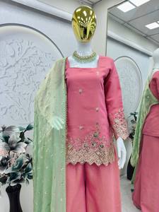 Tenue ethnique traditionnelle haut de gamme pour femme, très tendance, idéale pour les fêtes, avec un haut élégant en soie sergé dorée, un pantalon palazzo et un dupatta, pour les festivals - Product Image 2