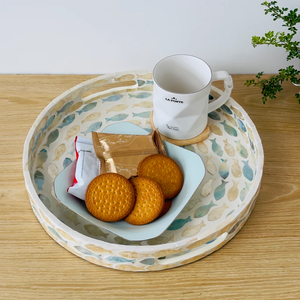 Bandeja Redonda de Nácar con Diseño de Peces, Bandeja Decorativa de Madera Lacada con Concha - Product Image 4