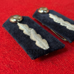 Épaulettes noires en paire avec motif plume argentée et bouton dôme, accessoire d'épaule pour uniforme de cérémonie - Product Image 4