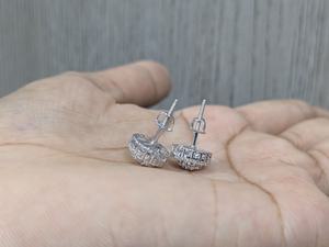 Pendientes de Moissanita Redonda de 1 Quilate con Corte Brillante y Engaste de Garra, Pendientes de Halo con Cierre de Rosca para Mujer, Plata 925 - Product Image 3