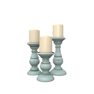 Ensemble de 3 chandeliers en bois, forme colonne, finition blanc vieilli, pour décoration intérieure, style vintage. - Product Image 6