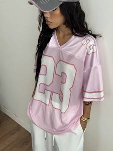 Camiseta de Fútbol Americano Rosa para Mujer al por Mayor, Personalizada, de Malla de Poliéster Transpirable, con Número Impreso y Cuello en V - Product Image 2