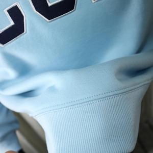 Sweat-shirt à col montant LCSDM BABY BLUE, 100% bleu marine, broderie appliquée, col large, fils fins - Product Image 4