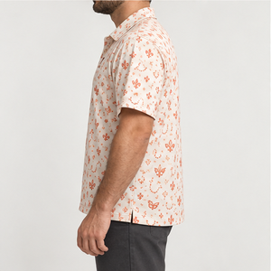 เสื้อโปโลพิมพ์ลายหน้ากากคาร์นิวัล Trackstar รุ่น Men's Cream Coral Fleur De Lis แขนสั้น คอปกติดกระดุม เสื้อกอล์ฟ รับสกรีนโลโก้ - Product Image 2