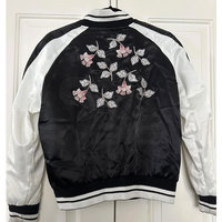 Service OEM de haute qualité pour vestes universitaires brodées pour femmes, fabrication à faible MOQ avec artisanat de qualité supérieure