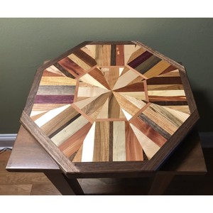 Plateau tournant octogonal en bois fait main avec incrustations géométriques, style moderne, artisanat pour la décoration intérieure - Product Image 2