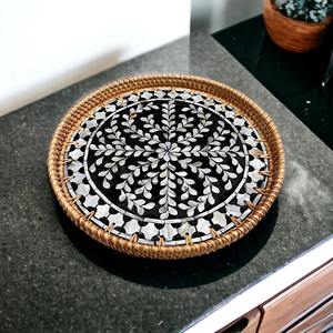 Plateau de service en rotin noir de luxe avec incrustations de nacre, idéal pour une présentation élégante de la table et pour l'accueil des invités. - Product Image 1