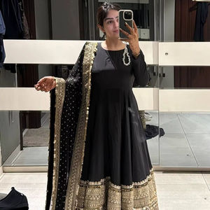 Vestido Anarkali con Bordado de Lentejuelas y Dupatta de Fox Georgette con Borde de Encaje Preconfeccionado y Forro Interior de Micro Algodón Pesado - Product Image 1