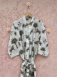 Kimono de Algodón Hecho a Mano con Estampado Floral de Selva, Estilo Bohemio Largo Indio, Maxi Vestido de Primavera/Verano con Cuello en V, Túnica de Descanso, Bata de Baño, Ropa de Playa para Mujer - Product Image 1