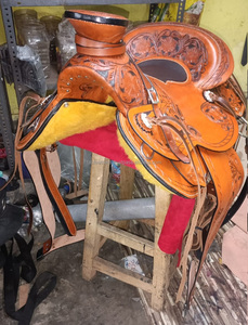 Silla de montar a caballo occidental portátil de color personalizado para carreras de barril de doma y cuerdas hechas de cuero de alta calidad - Product Image 5