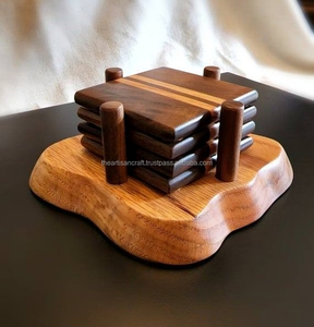 Ensemble de 4 sous-verres en bois massif faits à la main de style classique Tapis et tampons rustiques en noyer et chêne rouge avec support - Product Image 1