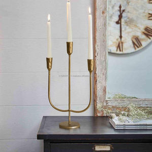 Candélabre vintage en métal doré avec de beaux bougeoirs adaptés à un événement festif et un style élégant de décoration intérieure - Product Image 2