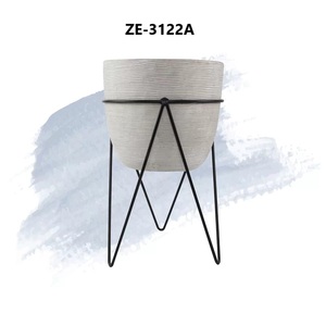 Jarrón de Flores Decorativo de Metal Hecho a Mano de Primera Calidad, Producto de Decoración de Interiores Contemporáneo para Hoteles de Lujo y Oficinas Corporativas - Product Image 1