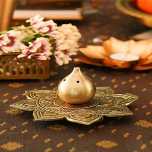 Quemador de incienso antiguo de latón con tapa cruzada para rituales, disponible a precios de mayorista. - Product Image 2
