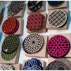 Sous-verres en bois gravés au laser circulaires modernes, motif feuille minimaliste, résistants à la chaleur, pour cuisine, hôtel - Product Image 2