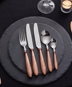 Ensemble de couverts modernes en acier inoxydable avec manches martelées or rose, compatibles lave-vaisselle, pour mariage, cuillère, fourchette, couteau - Product Image 5